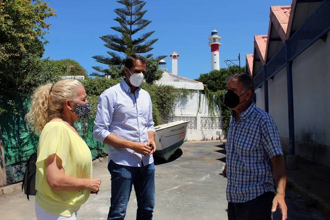 El Ayuntamiento y Puertos realizan las tareas de limpieza del muelle de El Rompido