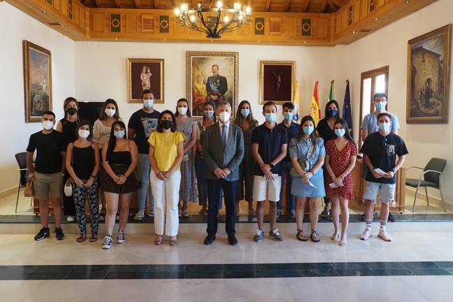 El Ayuntamiento de Palos entrega 23.000 euros en becas a los jóvenes estudiantes