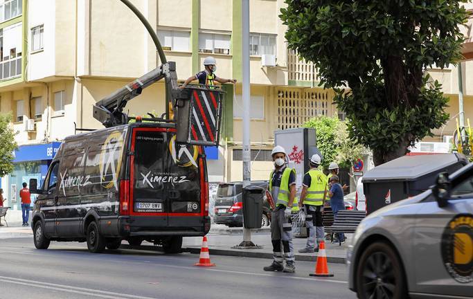El Ayuntamiento “adelanta” la Navidad: arranca la instalación del alumbrado