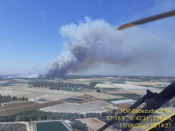 Extinguido el incendio forestal que amenazaba el núcleo urbano de Lucena