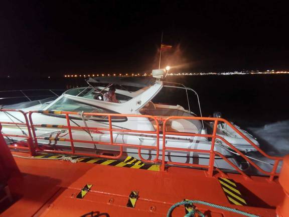Salvamento Marítimo rescata en Punta Umbría a dos personas tras encallar su barco