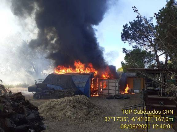 Gran despliegue del Infoca en un incendio desatado entre Gibraleón y Aljaraque