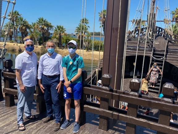 Simbólica visita del embajador USA al Muelle de las Carabelas