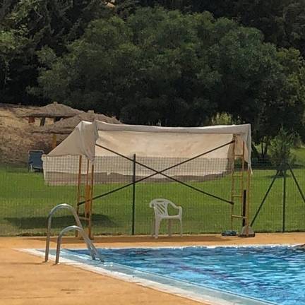 IU denuncia la situación de los socorristas de la piscina municipal de Zalamea