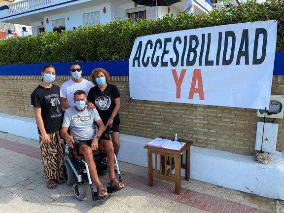 Un enfermo de ELA sacude conciencias: Protesta por una playa de Matalascañas más accesible