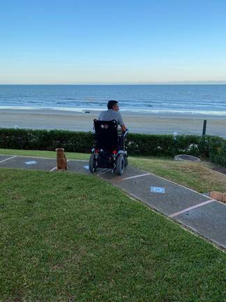 Un enfermo de ELA sacude conciencias: Protesta por una playa de Matalascañas más accesible