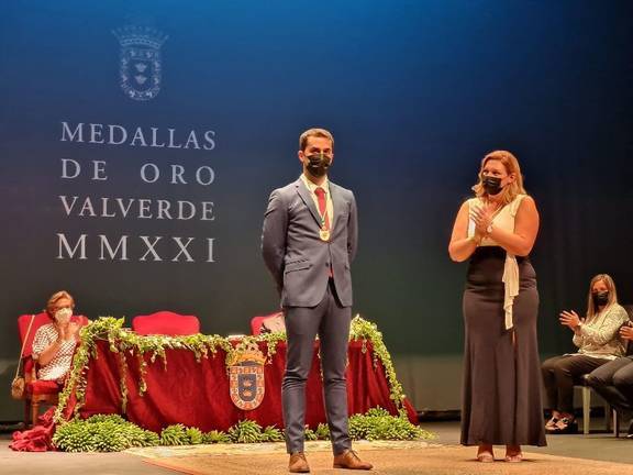 Servando Pedrero, el equipo del CB Valverde y la Peña Amanecer ya son Hijos Predilectos y Medallas de Oro de Valverde