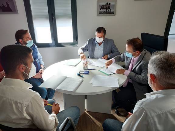 Hinojos firma un convenio con Justicia para que menores infractores realicen trabajos a la comunidad