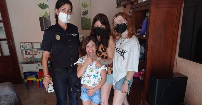 La Policía felicita a Nuria, una niña con Síndrome de Williams, por su labor informativa frente a la covid-19