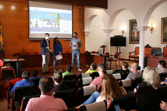 'Abriendo Puertas' presenta en Moguer un nuevo servicio de paquetería innovador, social y sostenible