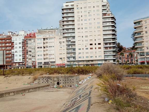 Los vecinos denuncian el botellódromo del Parque del Ferrocarril