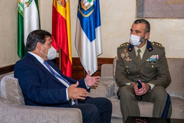 El alcalde da la bienvenida a Huelva a la Guardia Real