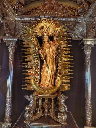 La imagen de la Reina de los Ángeles vuelve a su camarín tras diversos trabajos de mejora