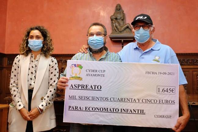 Los organizadores del torneo Golf Cyder de Ayamonte entregan la recaudación a la Asociación ASPREATO