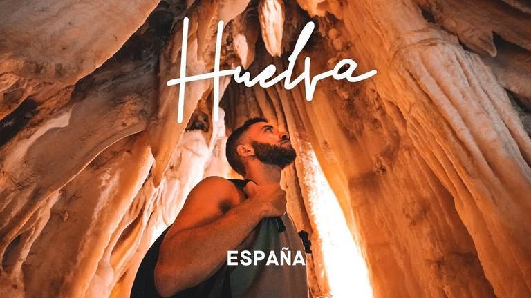El famoso youtuber Enrique Alex gana fama mostrando el suelo ‘marciano’ de Huelva