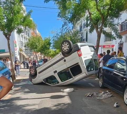 Una furgoneta vuelca tras colisionar frontalmente con otro vehículo