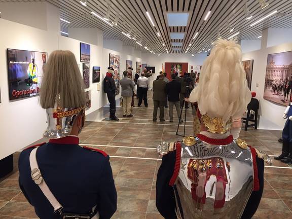La Guardia Real muestra su historia en la Sala de la Provincia