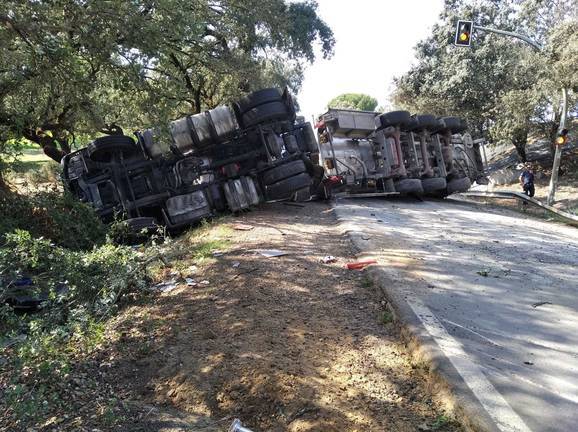 Accidente en la N-433 a la altura de El Repilado por la salida de vía de un camión