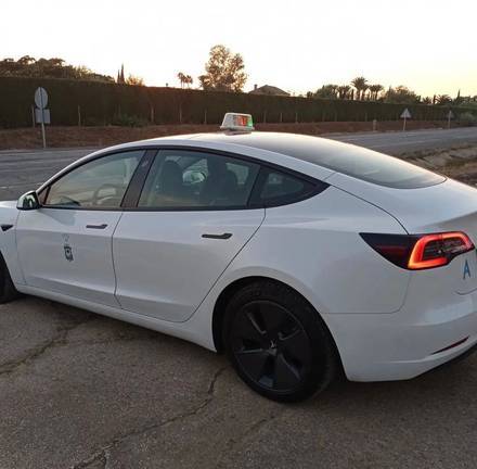 Daniel Sánchez, el taxista que lleva a sus clientes en Tesla por Huelva