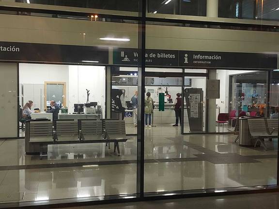 Vuelven los retrasos y traslados de viajeros en autobús a los trenes Huelva-Sevilla-Madrid