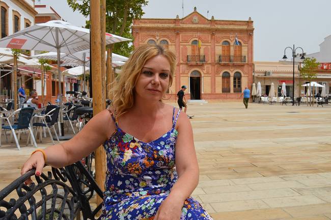 Rocío Cárdenas posa frente a la fachada del Ayuntamiento de San Juan del Puerto