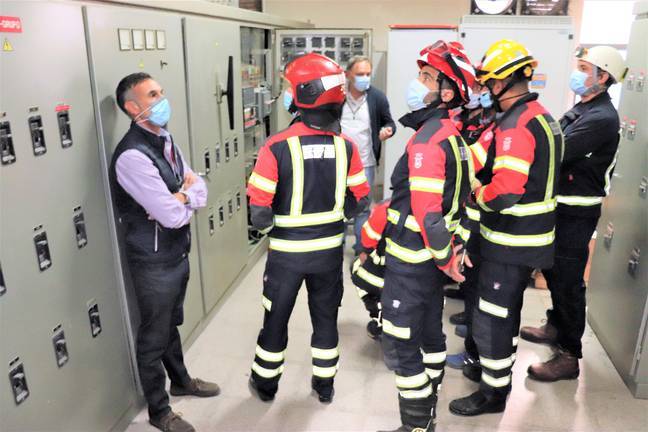 Los bomberos supervisan las instalaciones eléctricas