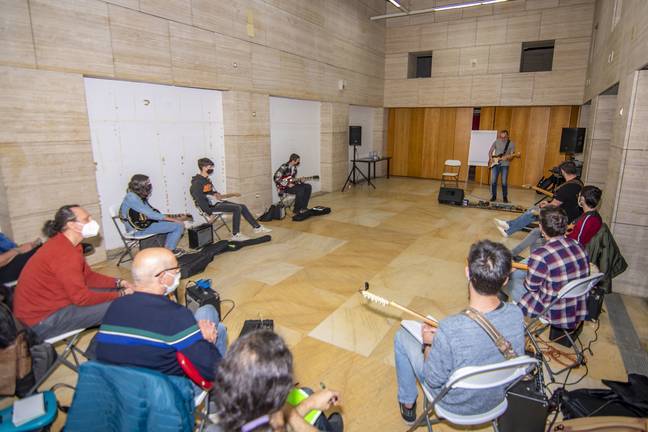 Ludovico Vagnone imparte un curso magistral de guitarra