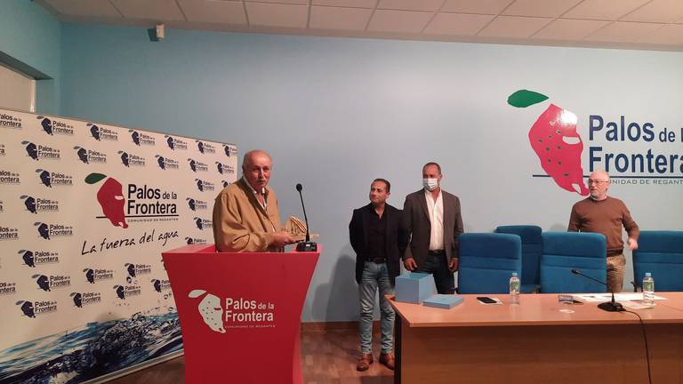 La CR Palos reconoce la labor de Domingo Camacho tras dos décadas en la Junta de Gobierno