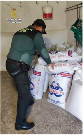 Investigan a dos personas en Hinojales por el robo de 27 sacos de pienso