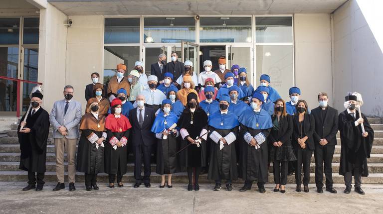 Borge es fotografiada con una representación de la Universidad de Huelva