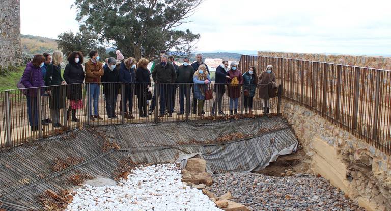 Inauguran la pavimentación del entorno del Castillo de Cortegana