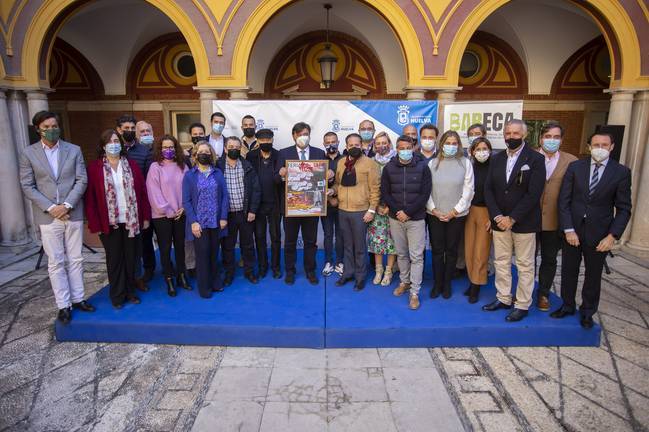 La Corporación municipal y representantes de la sociedad onubense respaldan la presentación de Alfonso Aramburu