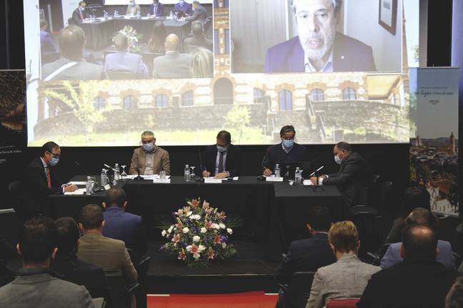Jabugo apuesta por la colaboración público-privada para garantizar el futuro del sector ibérico 1 Conferencia celebrada en Jabugo