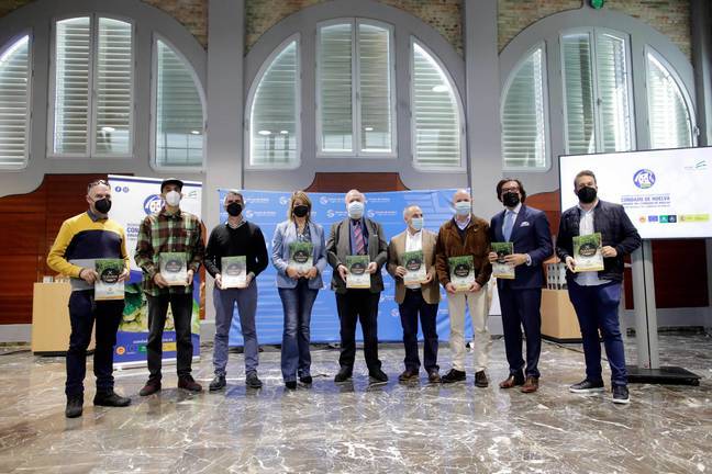 Las autoridades posan con el libro de recetas.
