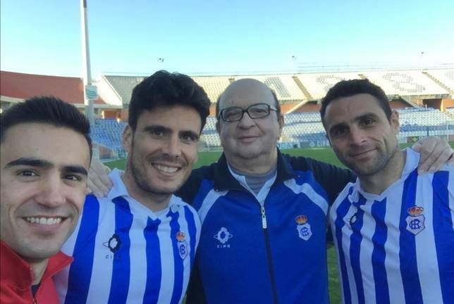 Paco Antonio Moreno posa con los jugadores del Recre