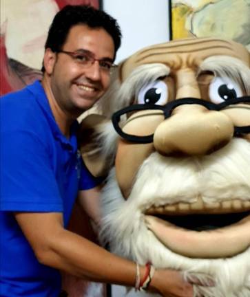 Chema Riquelme: “Estoy creando un nuevo libro de obras a plumillas de las Vírgenes de Huelva”