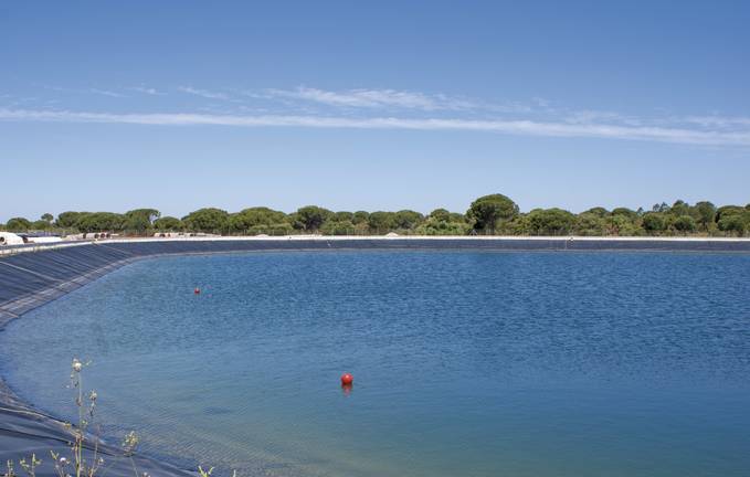 El agua ya cotiza al precio del oro en la agricultura 1 Obra de la balsa de Lucena para dotar de agua a los regadíos del Condado