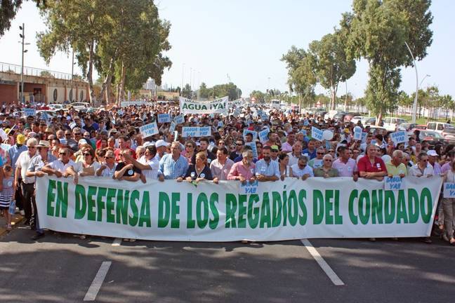 Almonte apoya a sus agricultores y rechaza la regularización de 1.460 hectáreas