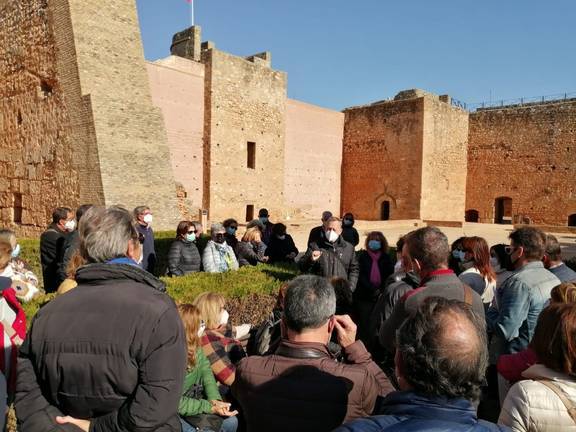 El alumnado del Aula de la Experiencia conoce los trabajos de restauración de la muralla de Niebla