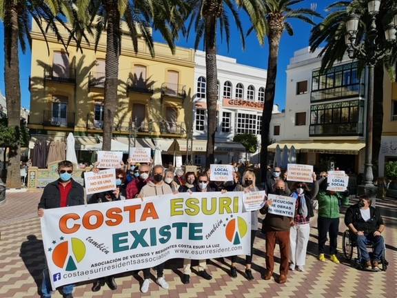 Los vecinos de Costa Esuri se plantan contra el abandono del Ayuntamiento de Ayamonte