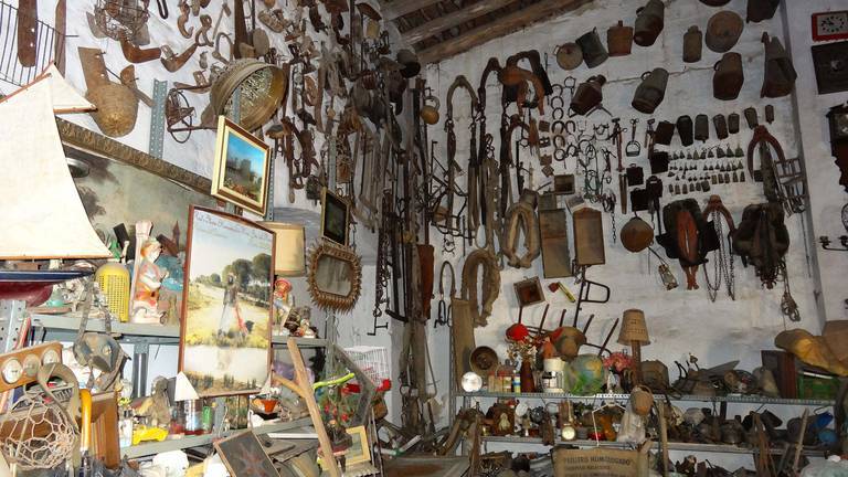 Una selección de los útiles que albergaba su bodega