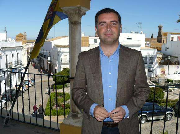 El Alcalde de Moguer posa en el balcón de la Casa Consistorial