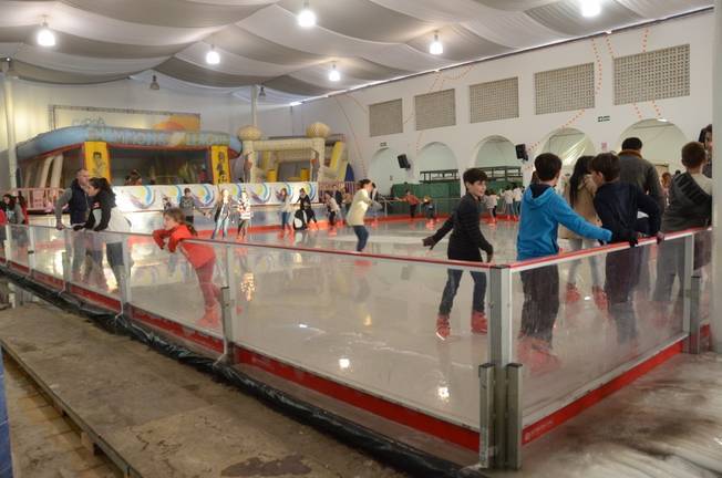 La pista de hielo hace las delicias de los niños en Palos