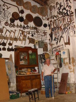Manuel López posaba con los enseres que podrían dar vida al futuro museo.