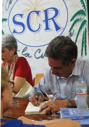 Miguel Ángel Revilla estuvo firmando libros en la Sociedad Cultural Casino de Rociana