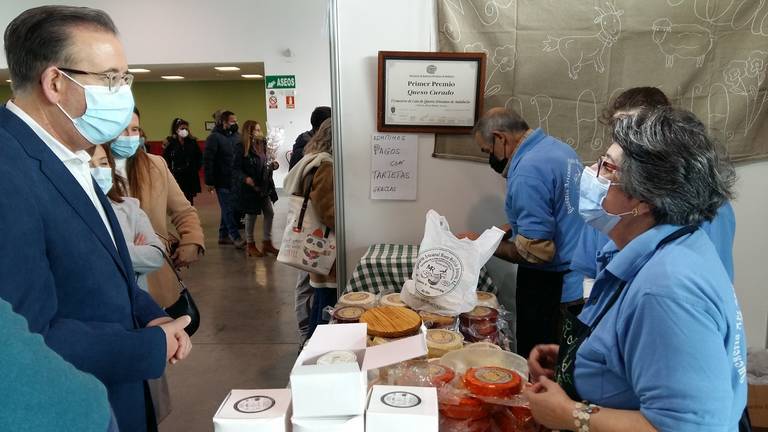 alcalde visita stand monterrobledo mercado queso artesano aracena 2021