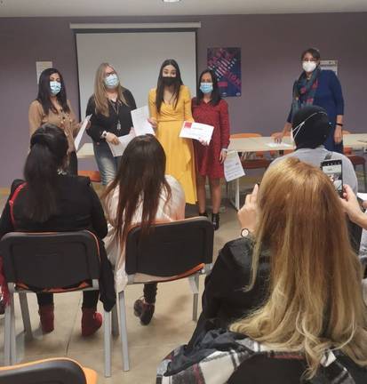 Una treintena de mujeres migrantes participa en un taller de autoempleo