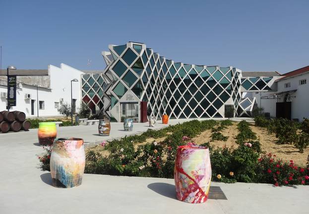 Los bocoyes en Bollullos se han reconvertido en 'lienzo' para los mejores artistas.