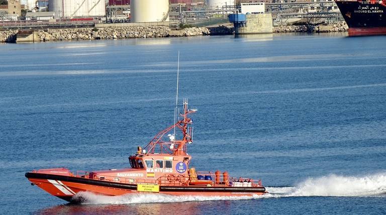 Buscan frente a Mazagón un pescador que cayó al agua desde el Bienvenido Primero