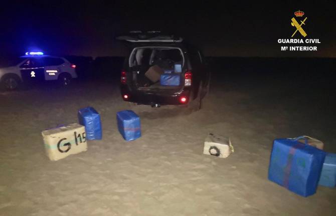 La Guardia Civil interviene 28 fardos de hachís en la playa de Punta Umbría